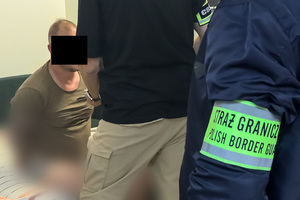 policjanci w trakcie działań i przejęte pieniądze