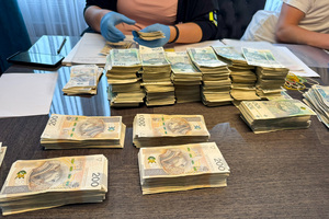policjanci w trakcie działań i przejęte pieniądze