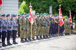 Policjanci podczas ceremonii wręczenia sztandaru na Placu Farnym w Rzeszowie