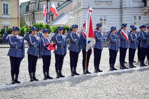 Policjanci podczas ceremonii wręczenia sztandaru na Placu Farnym w Rzeszowie