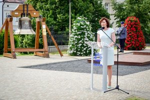 Zaproszeni goście podczas uroczystości wręczenia sztandaru na Placu Farnym w Rzeszowie