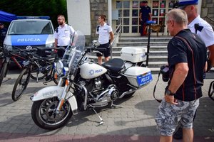 Policjanci podczas uroczystości wręczenia sztandaru na Placu Farnym w Rzeszowie