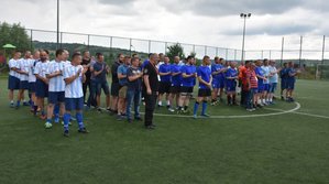 Fotografia kolorowa na której widać drużyny piłkarskie biorące udział w turnieju.