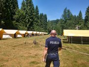 policjant w trakcie wizytacji obozu harcerskiego w Dwerniczku
