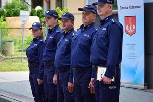 Policjanci podczas uroczystości przekazania kluczy do nowego posterunku