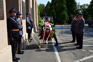 Uroczyste złożenie kwiatów pod tablicami memorialnymi przed Komendą Wojewódzką Policji w Rzeszowie