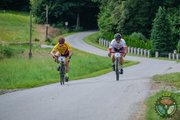Na zdjęciu rowerzyści biorący udział w wyścigu, A. Wojtowicz z prawej.