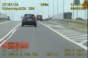 Zdjęcie z policyjnego wideorejstratora - samochód jadący z prędkością 157,9 km/h
