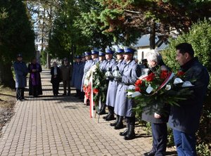 Samorządowcy, policjanci, ksiądz oraz rodzina zmarłego gen. Marka Papały