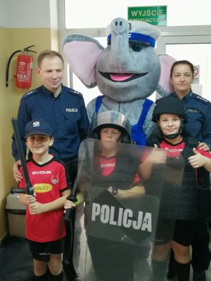 Wspólne zdjęcie policjantów z dziećmi biorącymi udział w turnieju