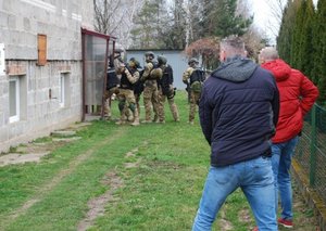 Akcja kontrterrorystów w Będziemyślu. Policjanci zatrzymali 26-latka