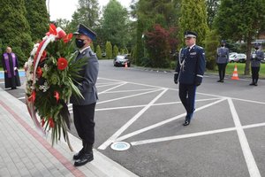Komendant Wojewódzki Policji w Rzeszowie składa kwiaty pod tablicami pamiątkowymi