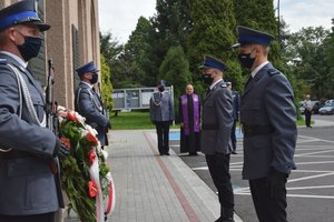 Komendant Wojewódzki Policji w Rzeszowie składa kwiaty pod tablicami pamiątkowymi