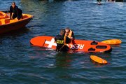 Policjant ratujący człowieka z wody - ćwiczenia na Jeziorze Solińskim