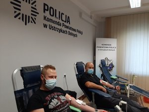 policjanci KPP w Ustrzykach Dolnych- oddawanie krwi