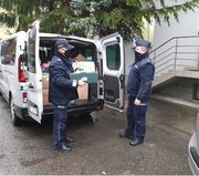Komendant Powiatowy Policji w Mielcu podczas pakowania samochodu produktami dla dzieci