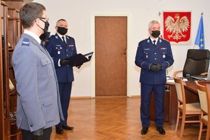 Po lewej wyróżnieni policjanci, po prawej Komendant Wojewódzki Policji w Rzeszowie insp. Dariusz Matusiak. Zdjęcie w gabinecie komendanta.