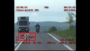 Zdjęcie z policyjnego wideorejestratora. Po lewej nadjeżdżająca ciężarówka. Na środku motocyklista widziany od tyłu. W lewym dolnym rogu pomiar prędkości - czerwone cyfry zatrzymują się na wskazaniu 171.1 km/h