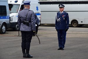 Komendant Wojewódzki Policji w Rzeszowie przyjmuje meldunek od dowódcy uroczystości.
