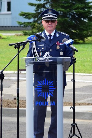 Komendant Wojewódzki Policji w Rzeszowie insp. Dariusz Matusiak przy mównicy.