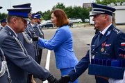 Komendant Wojewódzki Policji w Rzeszowie wręcza odznaczenie policjantowi.