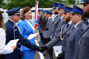 Komendant Wojewódzki Policji w Rzeszowie składa gratulacje policjantowi.