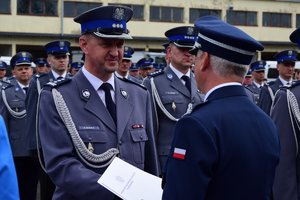 Komendant Wojewódzki Policji w Rzeszowie składa gratulacje Zastępcy Komendanta Wojewódzkiego Policji w Rzeszowie, insp. Stanisławowi Sekule.