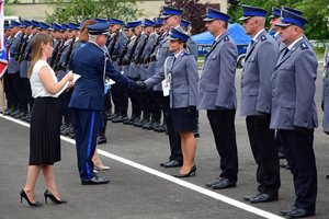 Komendant Wojewódzki Policji w Rzeszowie składa gratulacje policjantce.