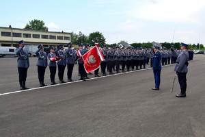 Po lewej stronie poczet sztandarowy i flagowy. Po prawej Komendant Wojewódzki Policji w Rzeszowie wita się ze sztandarem.