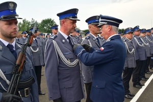Komendant Wojewódzki Policji w Rzeszowie wręcza odznaczenia policjantom.