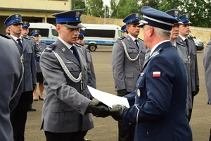 Komendant Wojewódzki Policji w Rzeszowie wręcza odznaczenia policjantom.