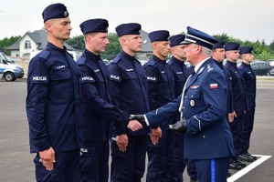 Komendant Wojewódzki Policji w Rzeszowie wręcza policyjne odznaki nowym funkcjonariuszom.