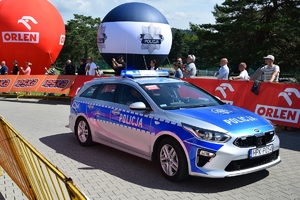 Radiowóz policyjny zabezpieczający - pilotujący przejazd kolarzy wyścigu Tour de Pologne