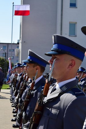 Uroczystość wręczenia sztandaru dla Komendy Powiatowej Policji w Ropczycach - kompania honorowa, w tle flaga