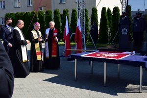 Uroczystość wręczenia sztandaru dla Komendy Powiatowej Policji w Ropczycach - poświęcenie sztandaru