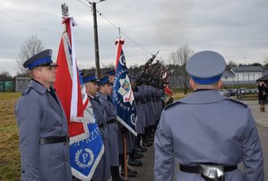 policjanci z kompanii honorowej oddający salwę honorową