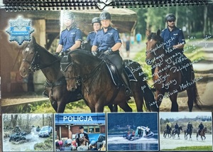 strona tytułowa policyjnego kalendarza. na zdjęciu przedstawiających policjantów na koniach, odręczna dedykacja Komendanta Wojewódzkiego Policji w Rzeszowie, inspektora Dariusza matusiaka