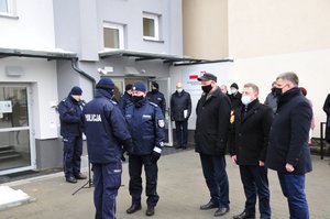 na zdjęciu Komendant Wojewódzki Policji w asyście Starosty oraz Wójtów, wręcza policjantowi kluczyki do nowego radiowozu