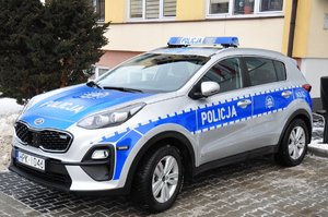 nowy oznakowany radiowóz policji, typu SUV