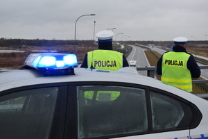 policjanci kontrolujący prędkość kierowców