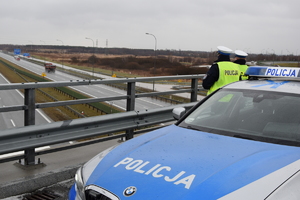 policjanci kontrolujący prędkość na autostradzie