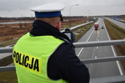 policjanci kontrolujący prędkość na autostradzie
