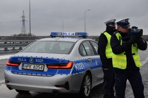 policjanci kontrolujący prędkość kierowców