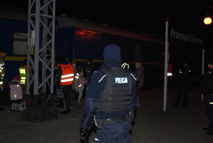 Zdjęcie kolorowe przedstawia policjantów którzy są w patrolach i dbają o ład i porządek na terenie miasta Przemyśl