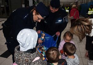 Policjantki rozdają dzieciom zabawki