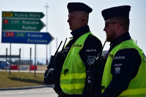 Policjanci podczas zabezpieczenia trasy przejazdu w okolicach Portu Lotniczego Rzeszów-Jasionka