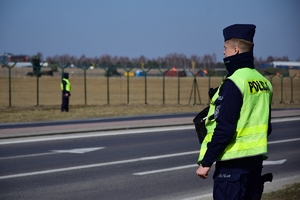 Policjanci podczas zabezpieczenia trasy przejazdu w okolicach Portu Lotniczego Rzeszów-Jasionka