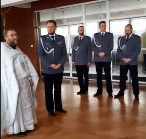 Policjanci i ksiądz podczas spotkania wielkanocnego w Polańczyku