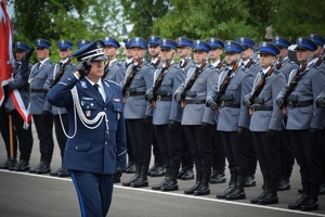 Po lewej na pierwszym planie Wojewódzki Policji w Rzeszowie, w tle kompania honorowa KWP.