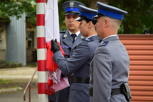 Poczet flagowy podczas podnoszenia flagi na maszt.